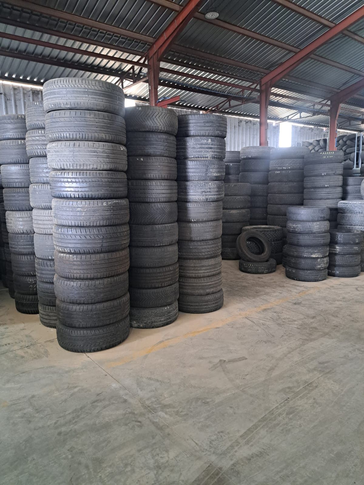 Used tires sorted by size in the warehouse